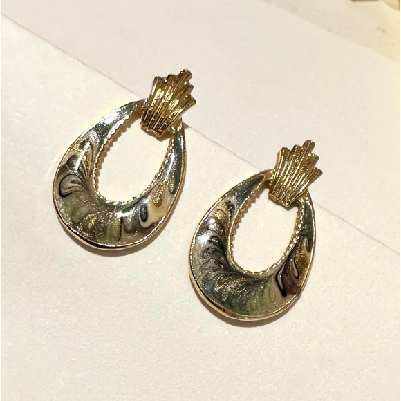 Pierced Ear⬇️ PriceDrop$💗Elegant CAs USA Gen Stamp Queen's Enamel Goldtone - Picture 6 of 7